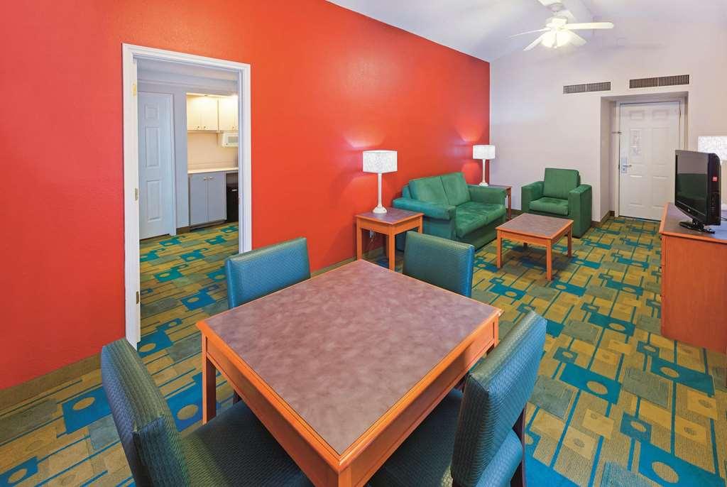 Baymont By Wyndham Lubbock - Downtown Civic Center Hotel Szoba fotó